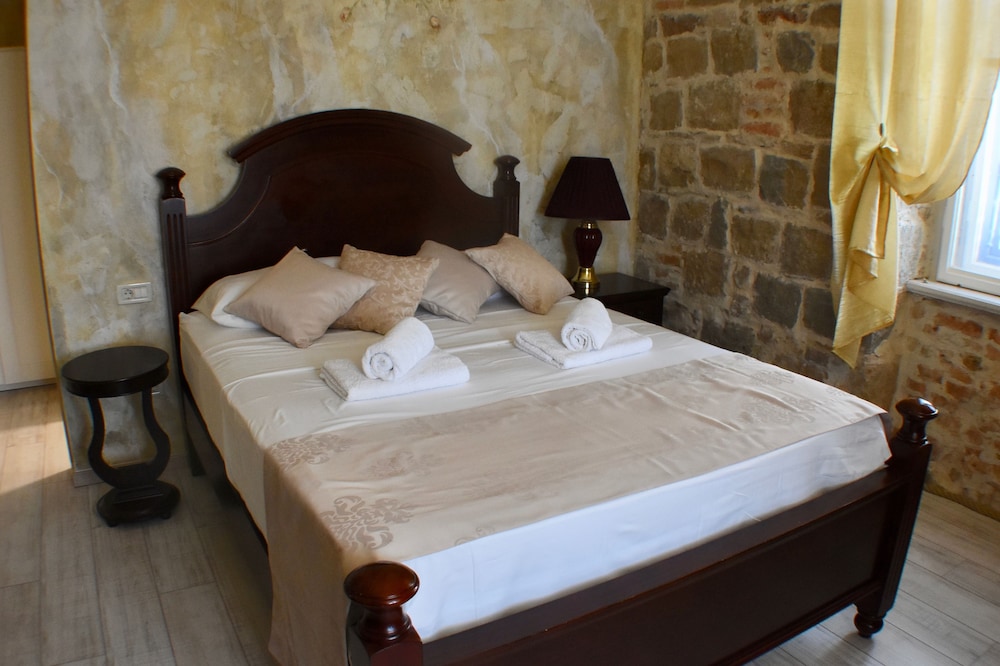 PIETRA ROSSA Luxury Rooms 36/66