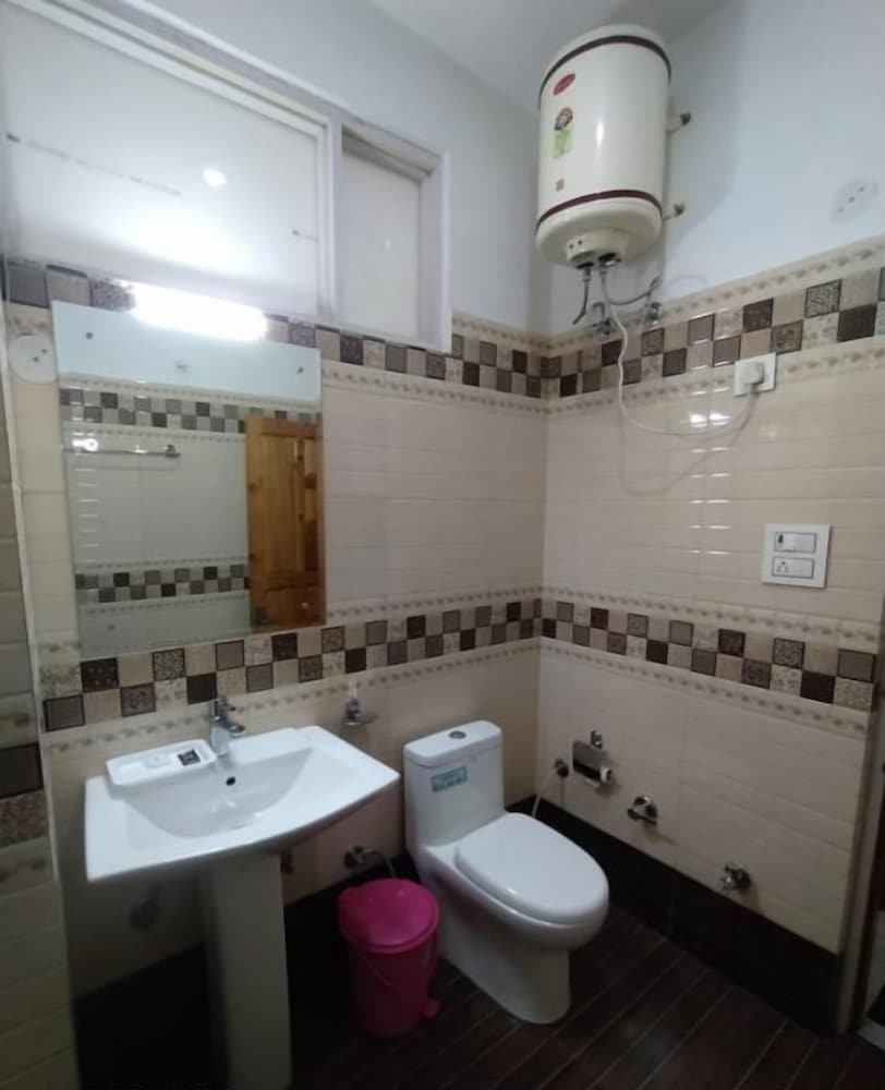 Hotel Sarla Regency 42/47
