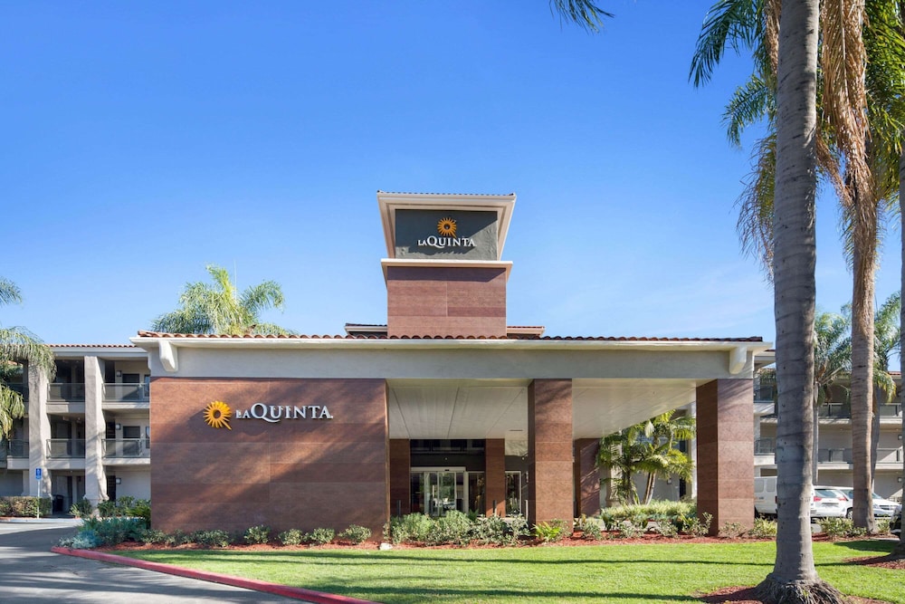 La Quinta Inn & Suites by Wyndham Orange County Airport 9/55