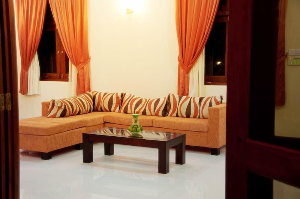 Airport Villa 38/57