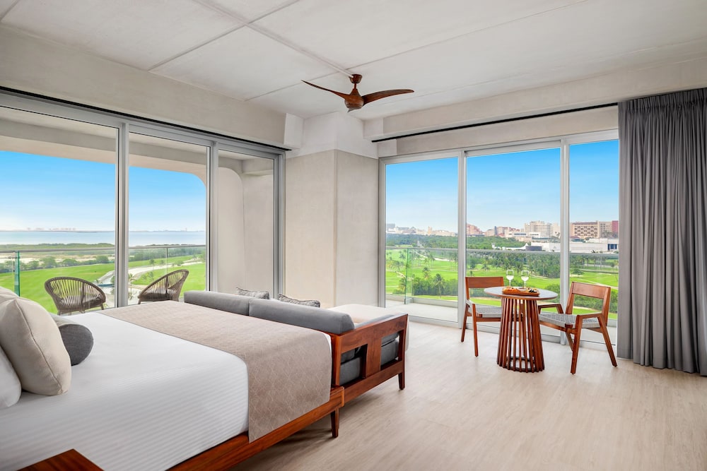 Vantage, Club, Suite, King Bed, Golf and Ocean View, Corner