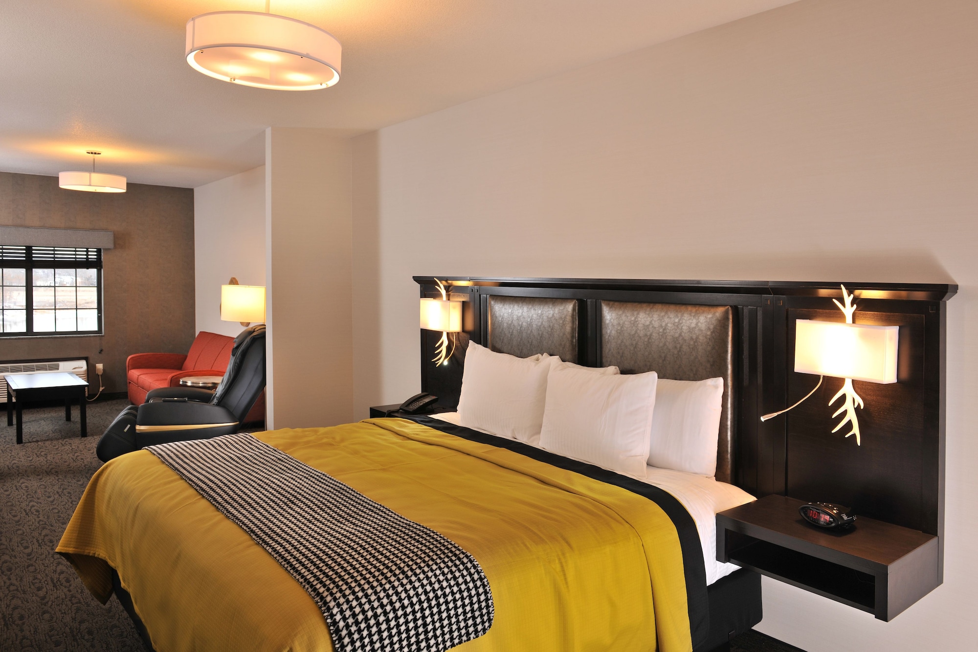 EXECUTIVE, KING BED, SOFA