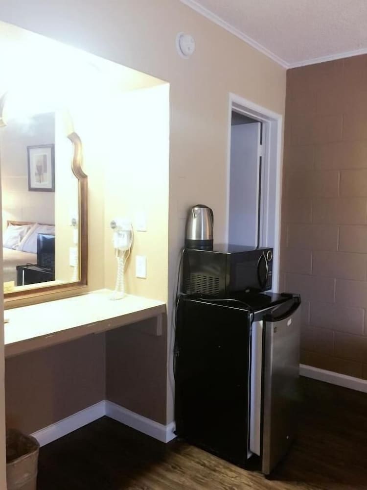 Royal Inn and Suites 2/42