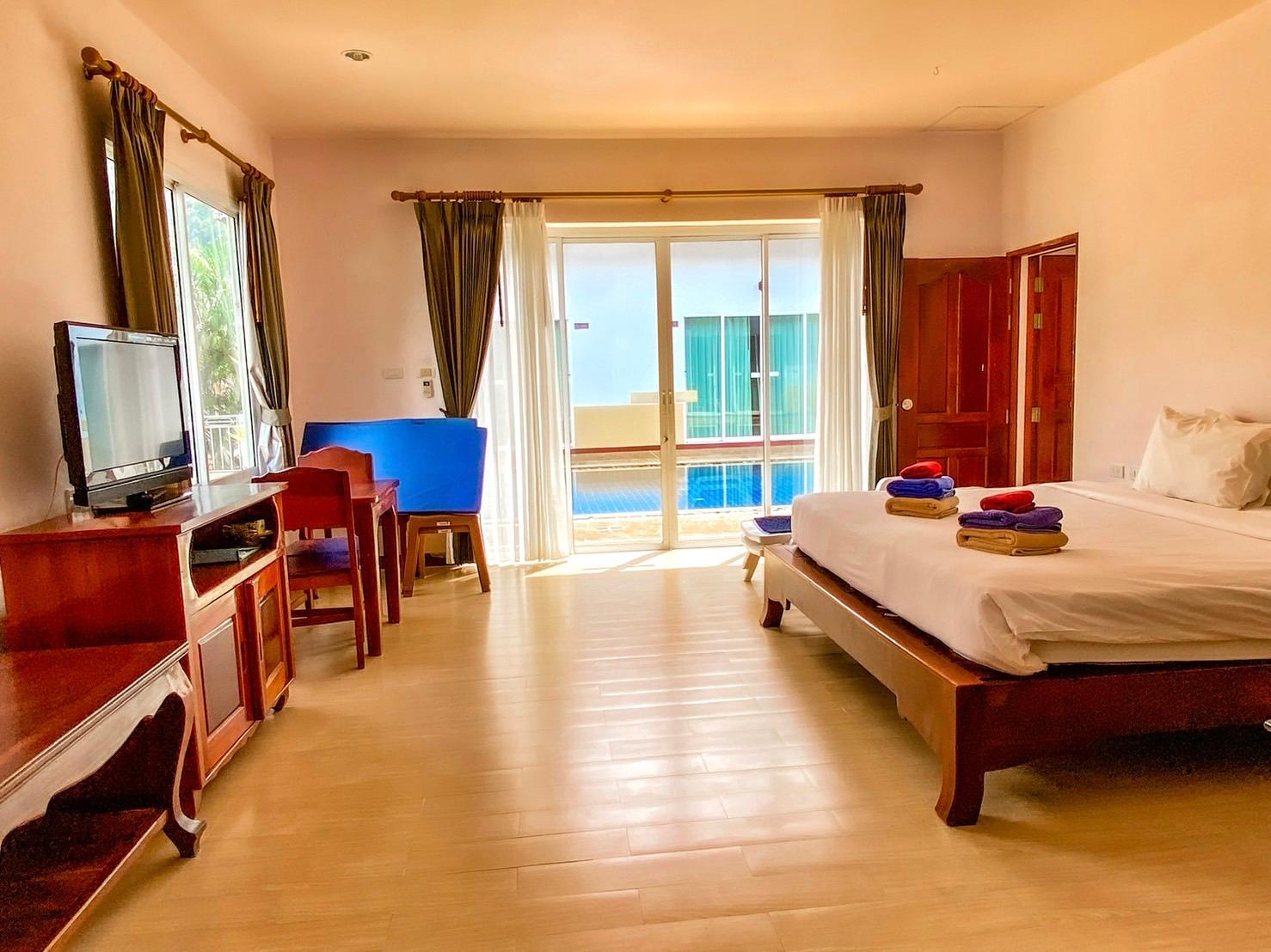 Room, King Bed, Pool Access