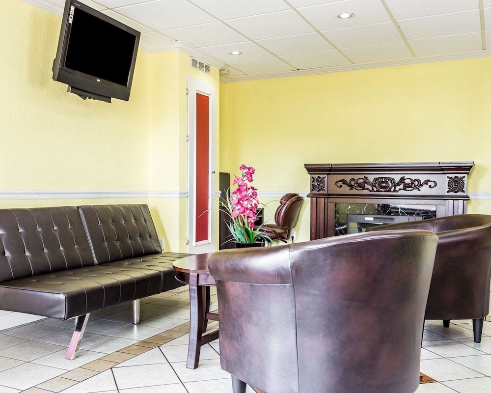 Econo Lodge Inn And Suites Matthews Charlotte 24/28