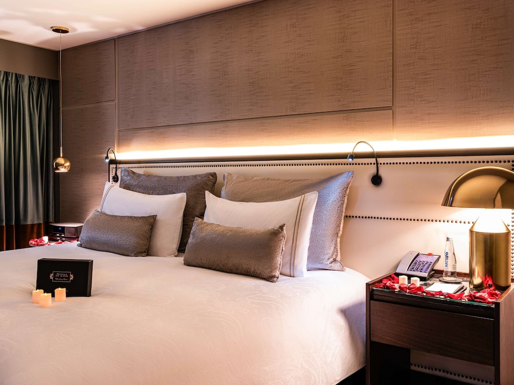 JUNIOR SUITE, KING BED, SOFA