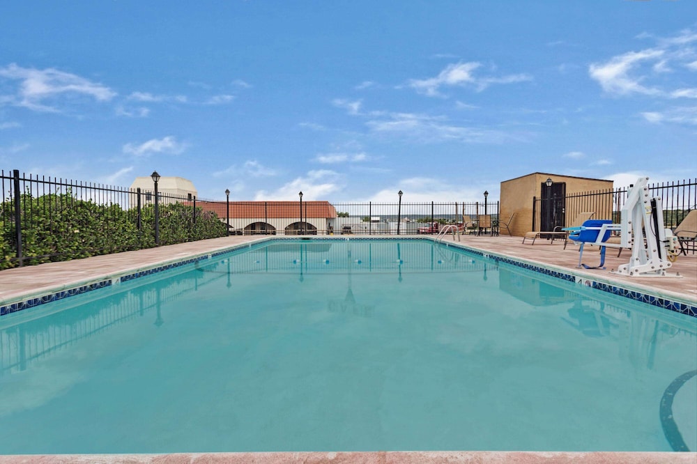 Days Inn & Suites by Wyndham Santa Rosa 14/30