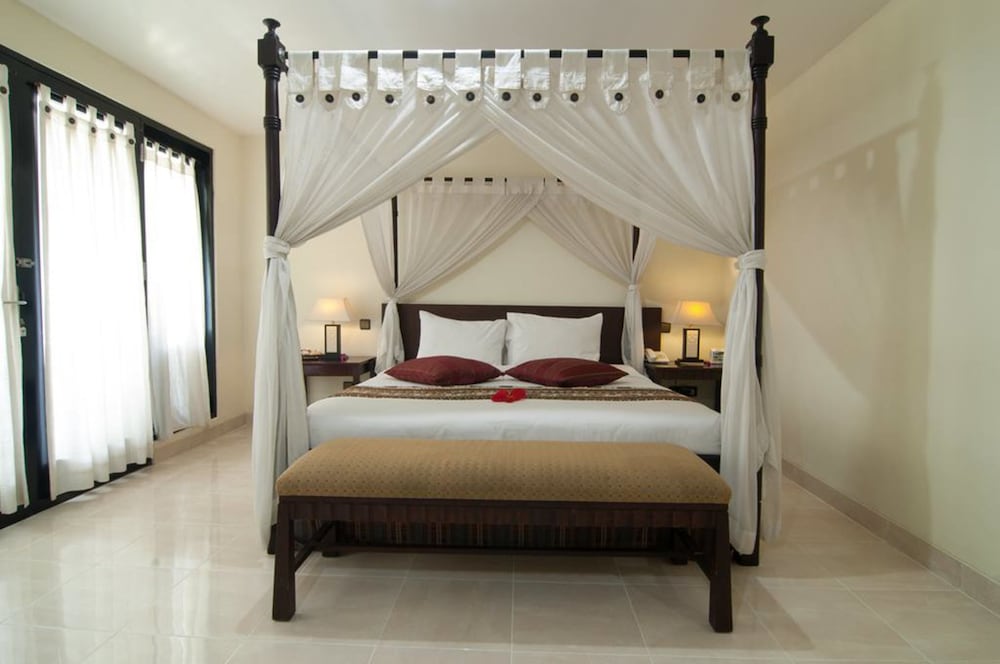 Legong Keraton Beach Hotel 24/70