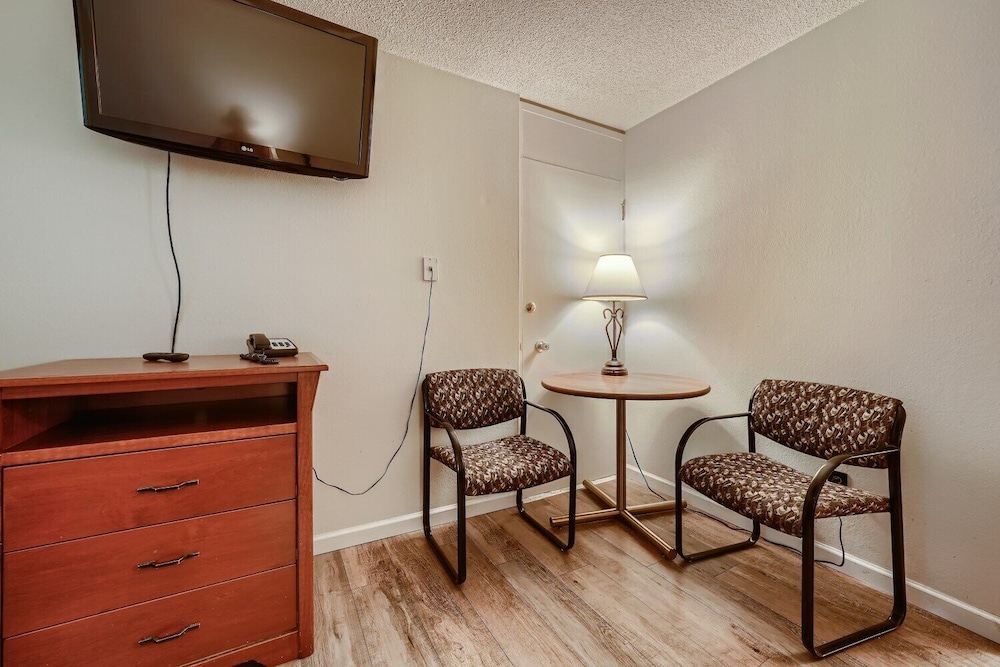 Travelers Uptown Motel 42/54