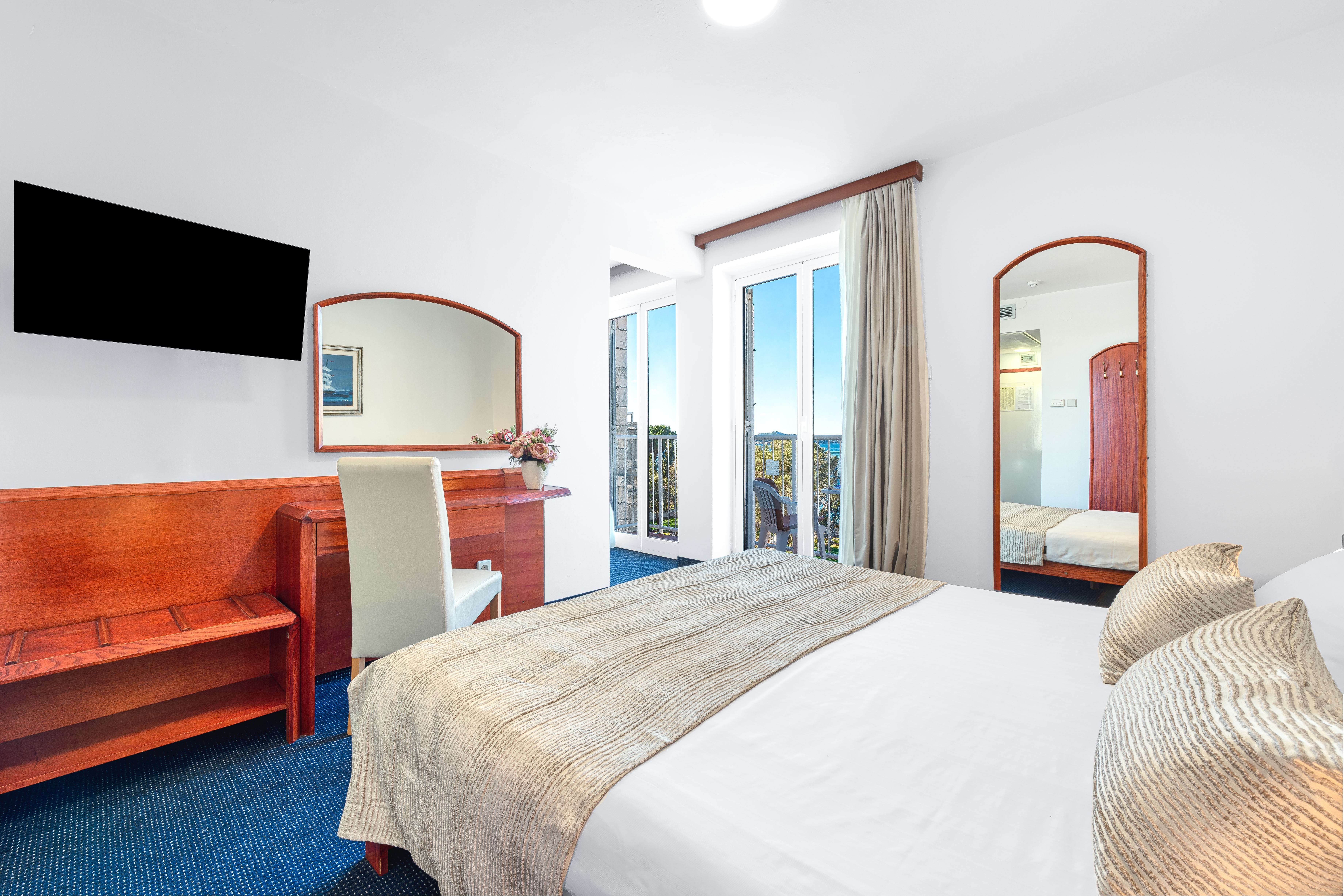 غرفة بسرير مزدوج بإطلالة على البحر بشرفة، Hotel Komodor 3/5