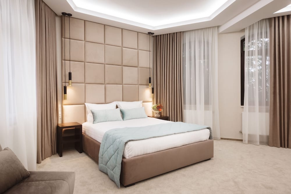 DELUXE, KING BED