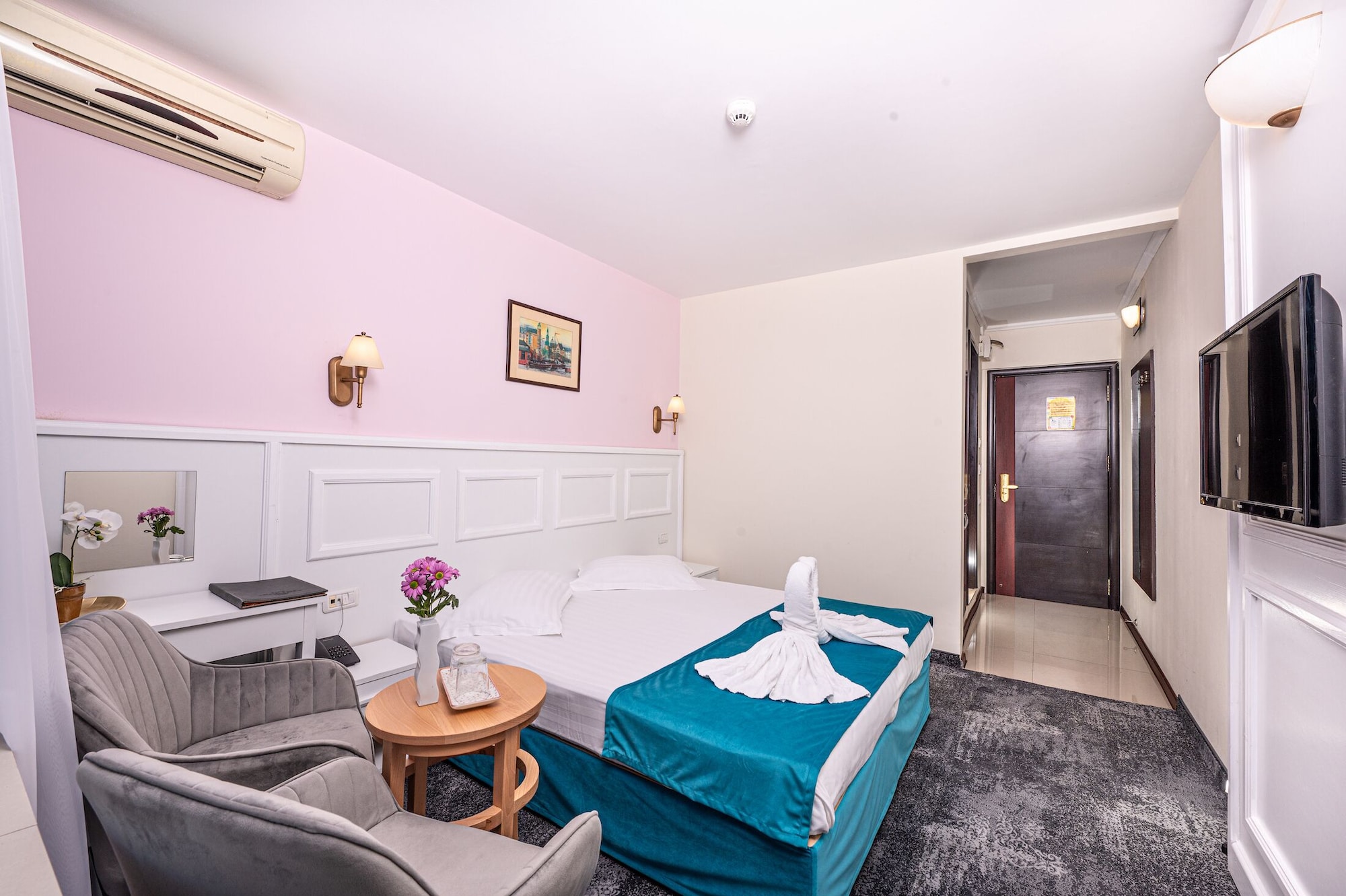 Superior, Queen Bed, Lateral Side Sea View
