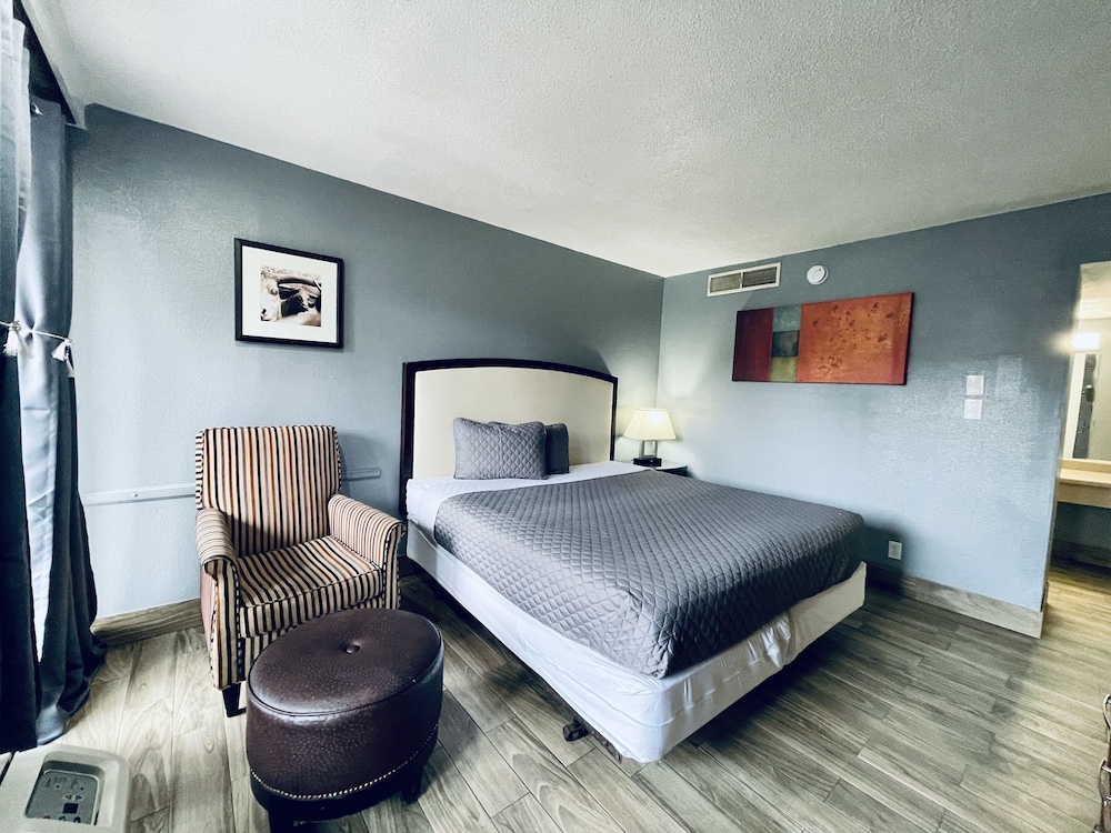 ROOM, KING BED