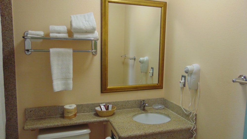 CORCORAN COUNTRY INN 15/48