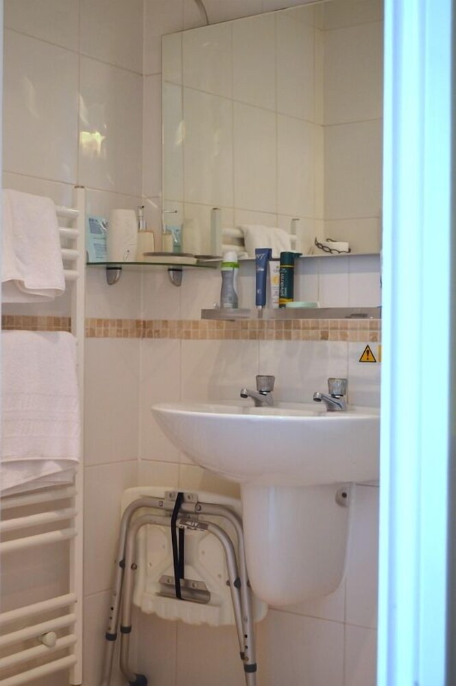 Watersedge Guest House 42/43