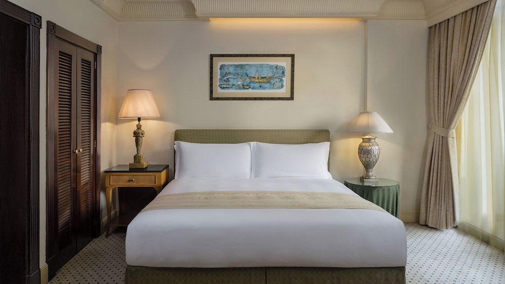 جناح بسرير كينج بإطلالة على المسبح بغرفة نوم واحدة، Intercontinental Phoenicia Beirut 5/7