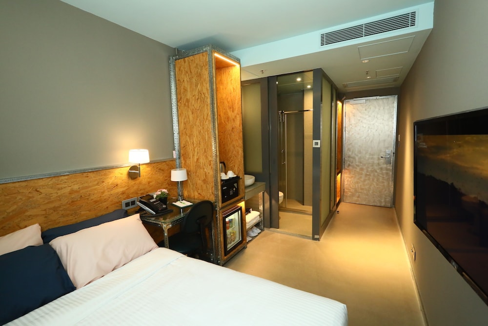 Ind Hotel 9/40