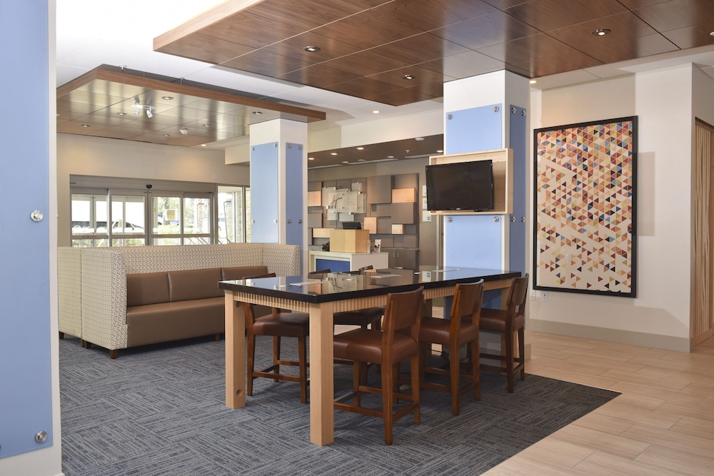 Holiday Inn Express & Suites Orlando - Lake Nona Area 35/47