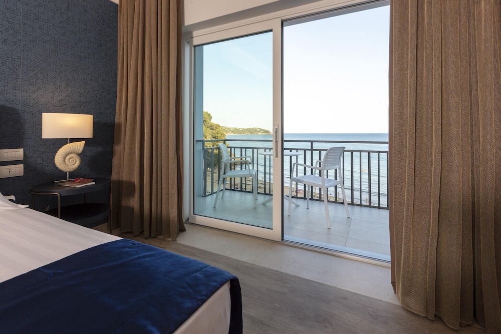 SUMMIT HOTEL 34/70
