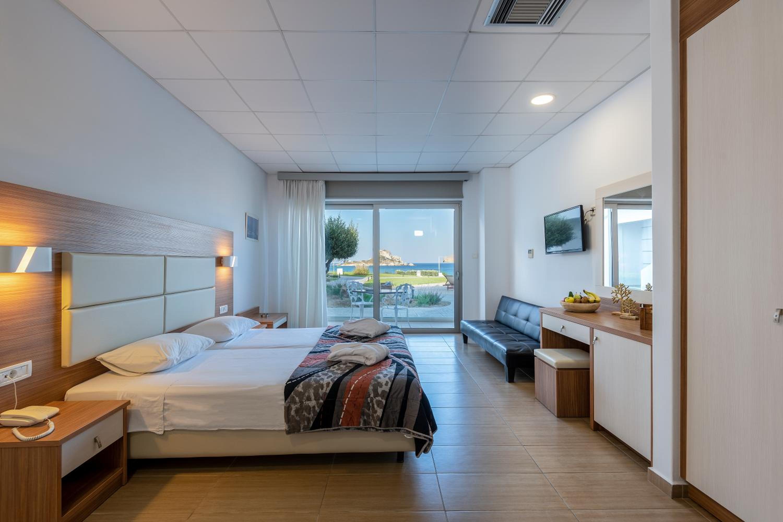 Royal Bay Suites 17/63