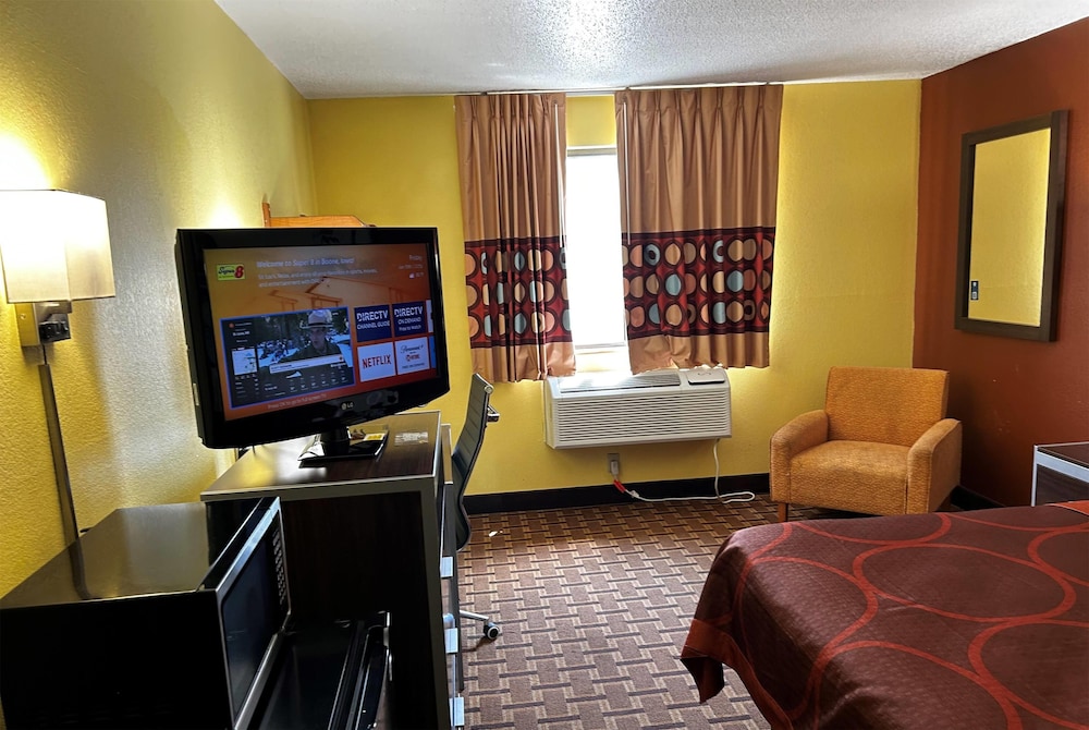 Super 8 Motel Boone 25/26