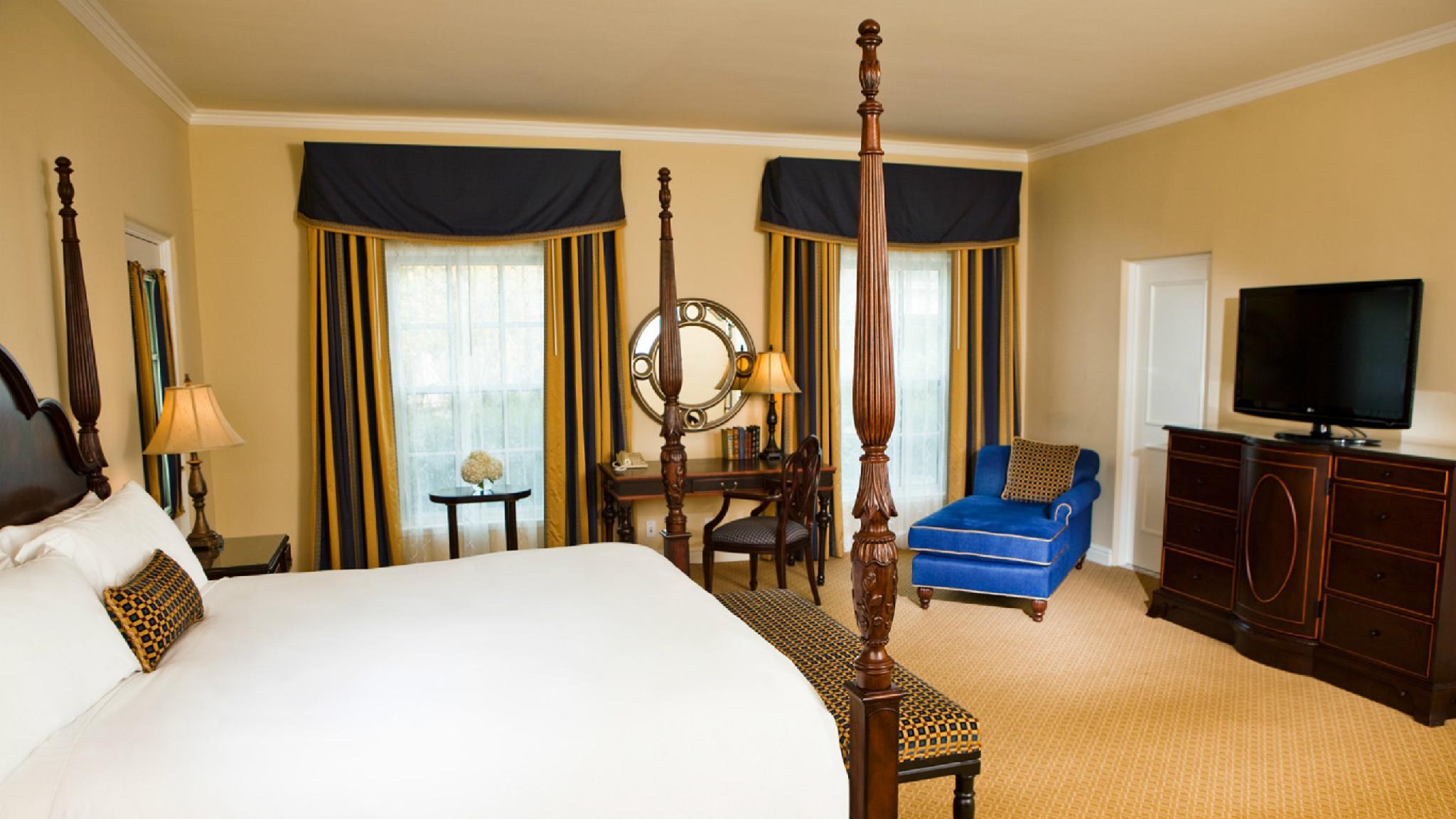 Royal, Manor, Suite