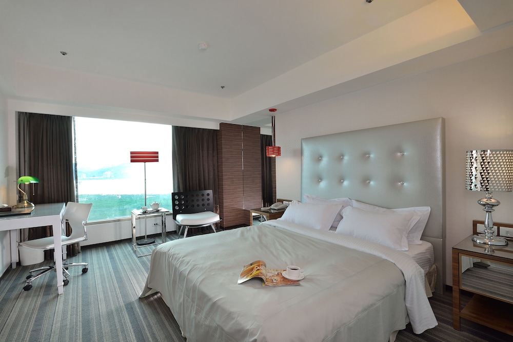 See S Revert Hotel 21/53