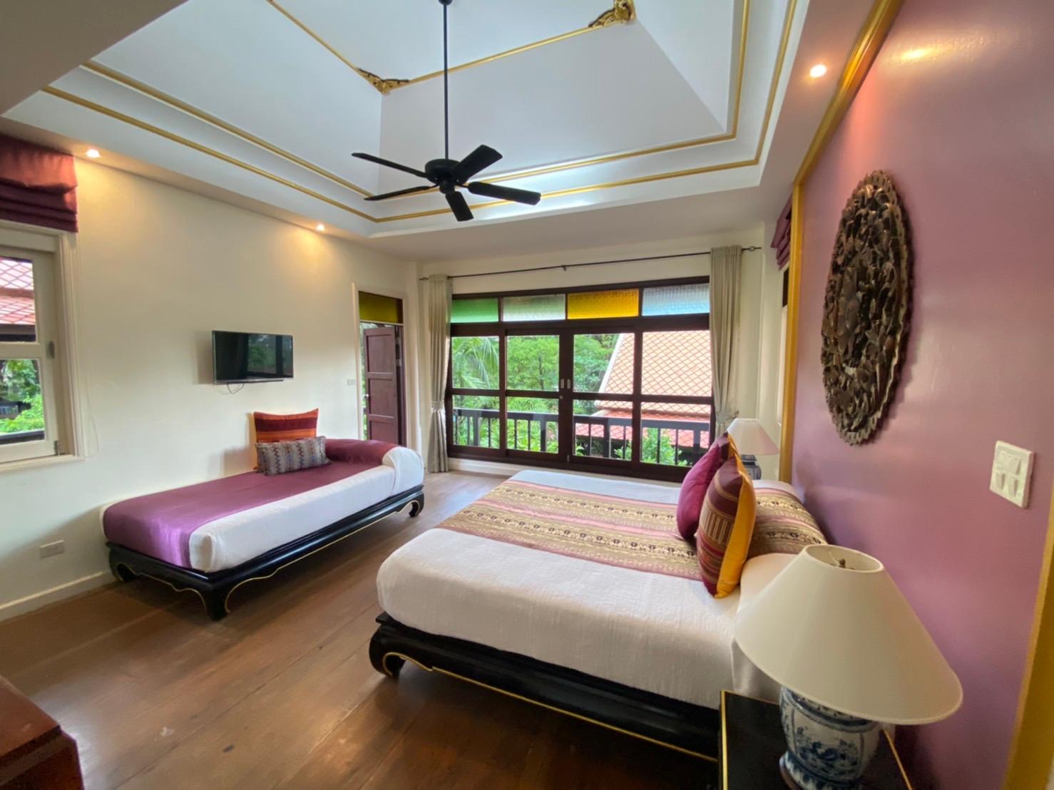 Gold, King Bed, Pool View, Sofa, High Floor, Near the Pool