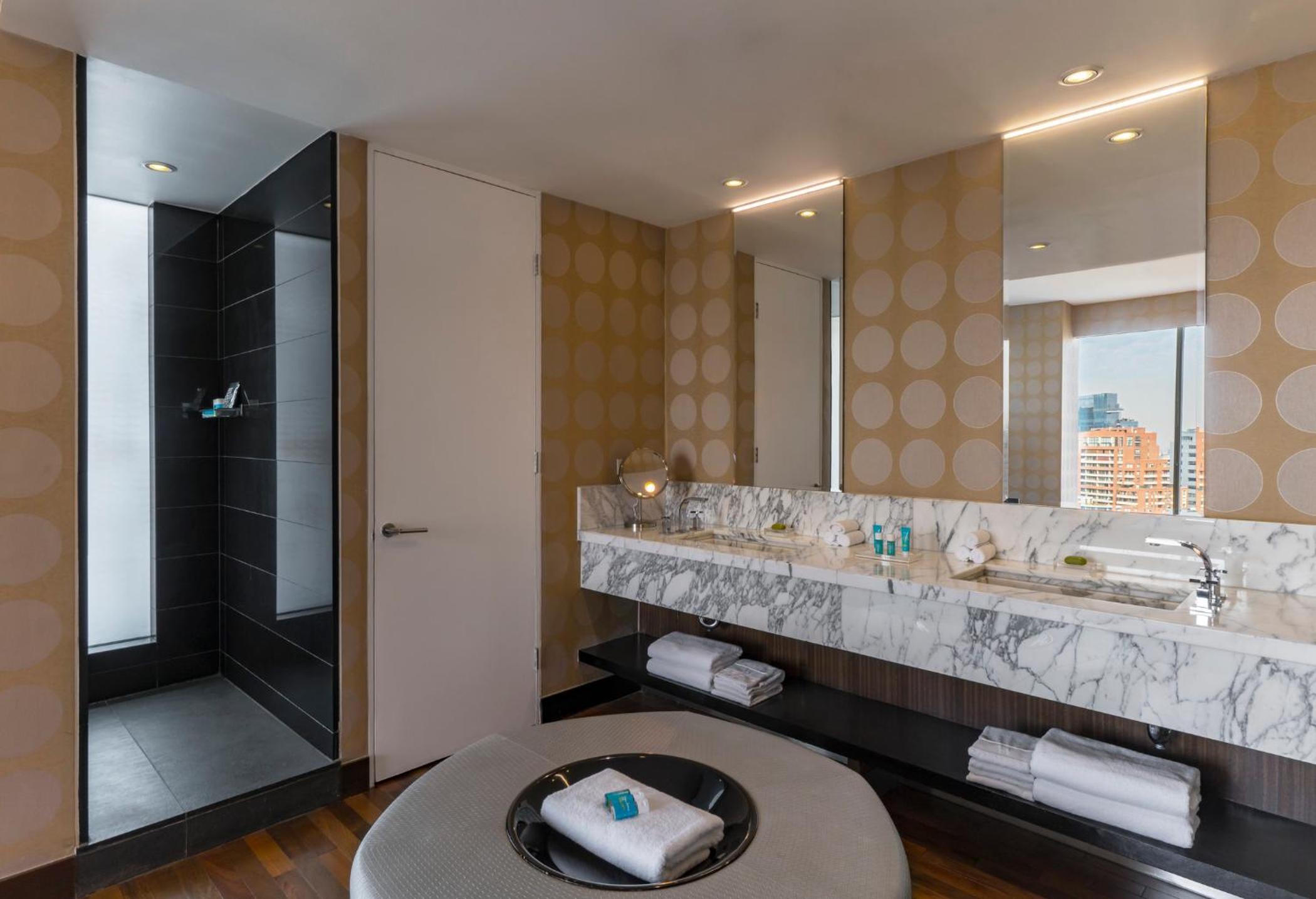 Wow, Suite, King Bed, City View