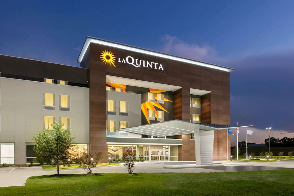 La Quinta Inn and Suites by Wyndham College Station North 2/32