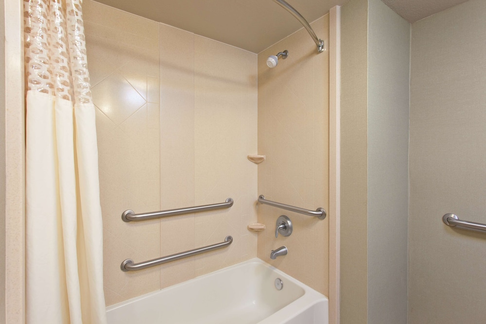 Hampton Inn Suites Merced 8/28
