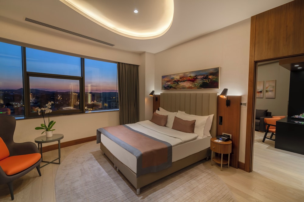 1 Bedroom, Suite, King Bed, City View