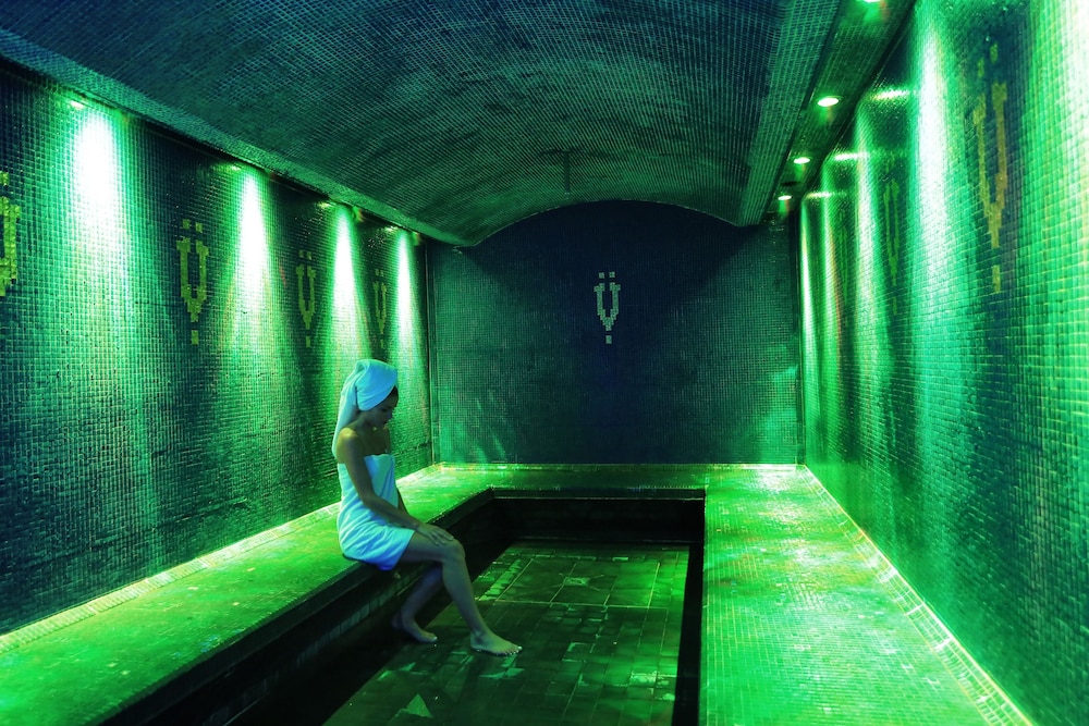 Mahogany Hotel Residence & Spa 33/67