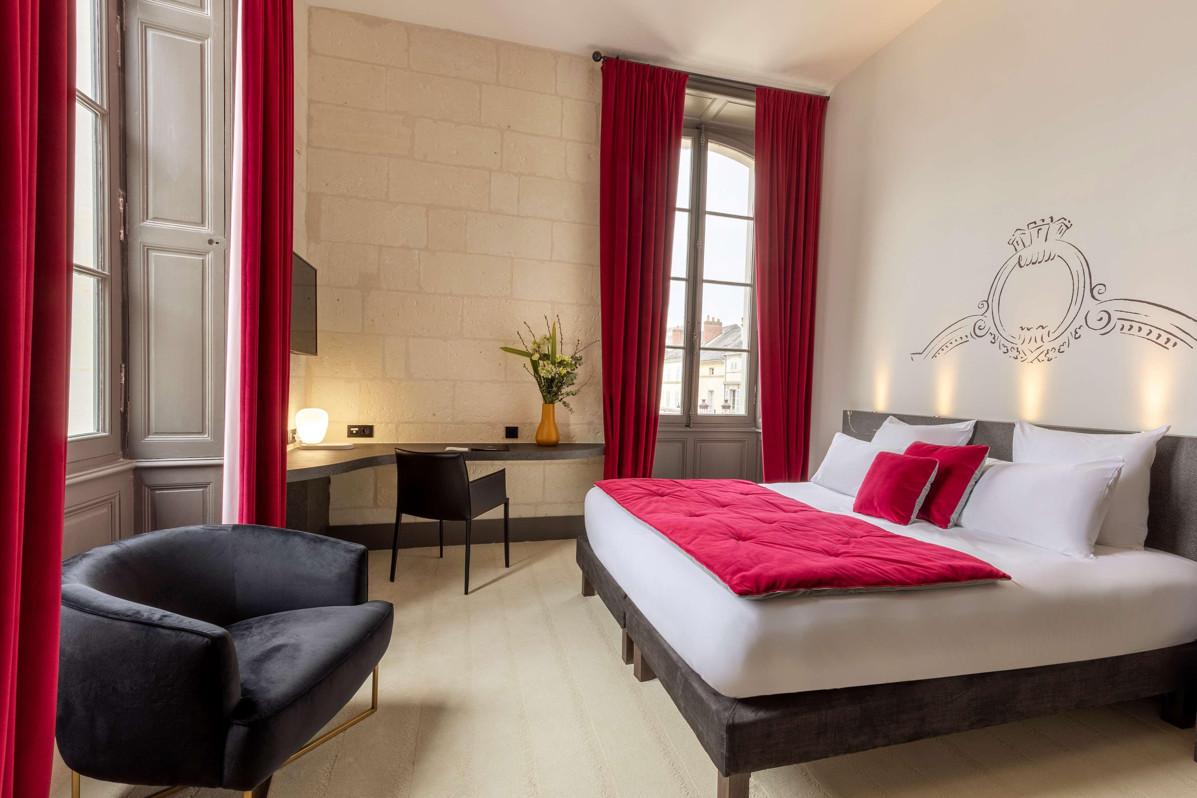 Royal, Junior Suite, King Bed, Bunk Bed, City View, Bath and Shower