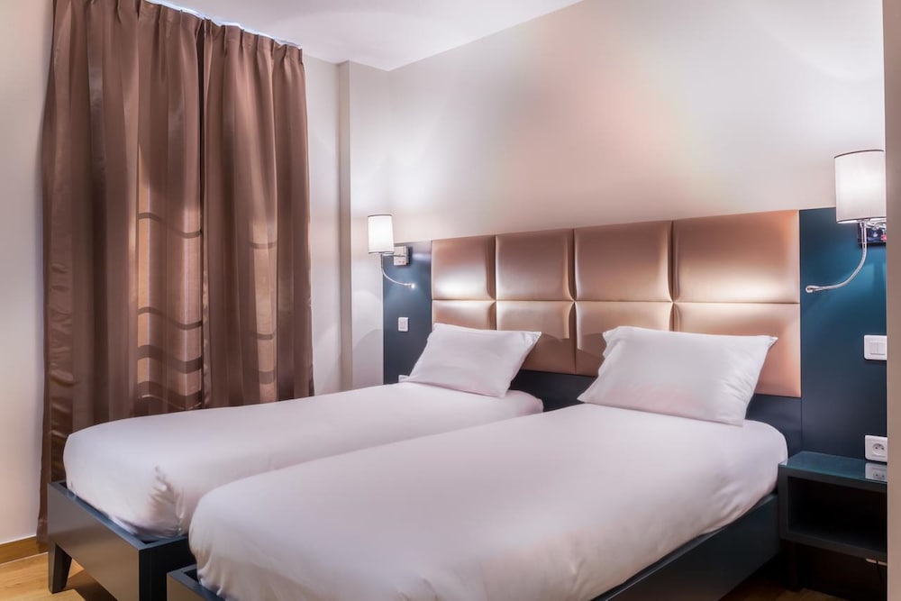 ROOM, TWIN BEDS