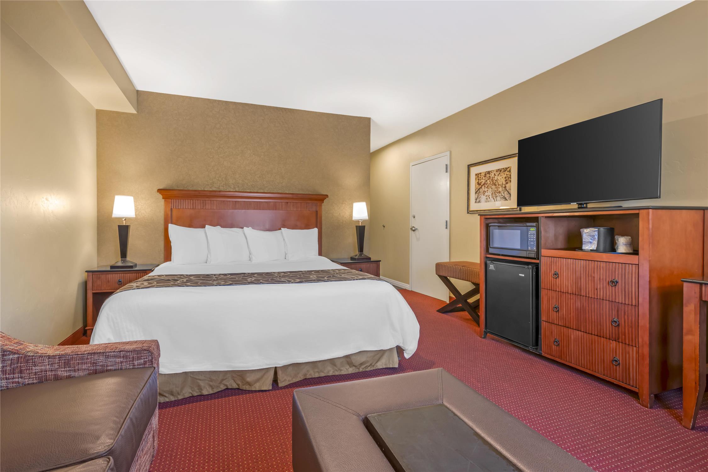 Suite, King Bed, Sofa 3/7