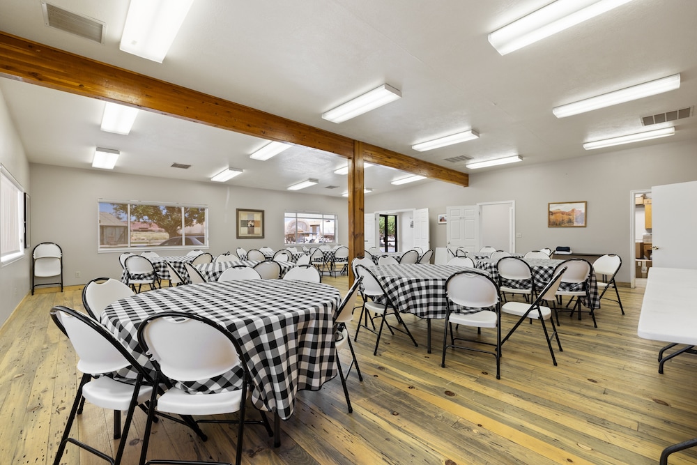 Broken Spur Inn And Steakhouse 56/72