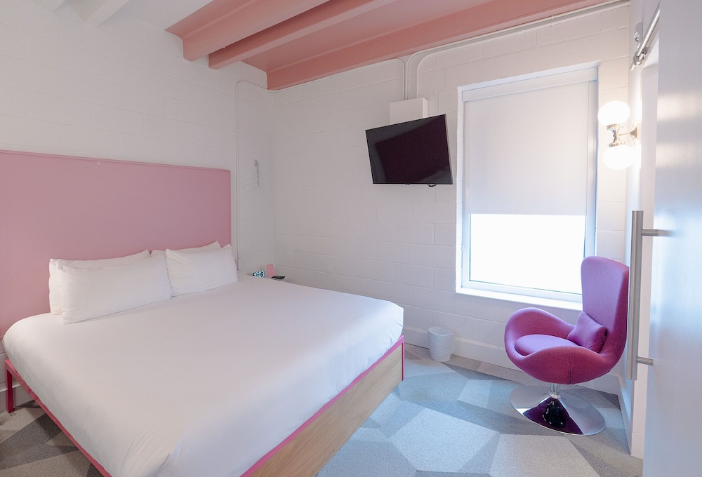 Cozy, King Bed