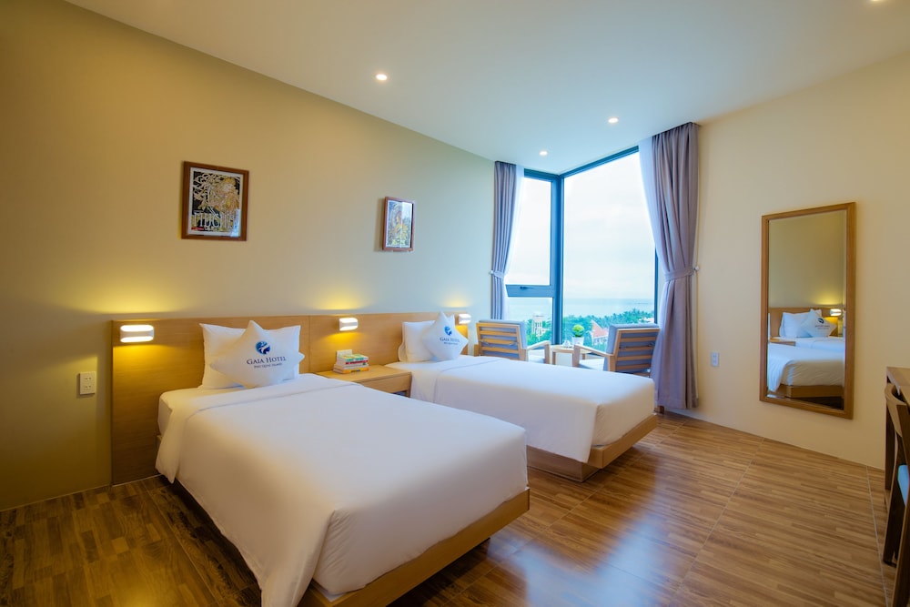 STANDARD, DOUBLE OR TWIN BED, CITY VIEW