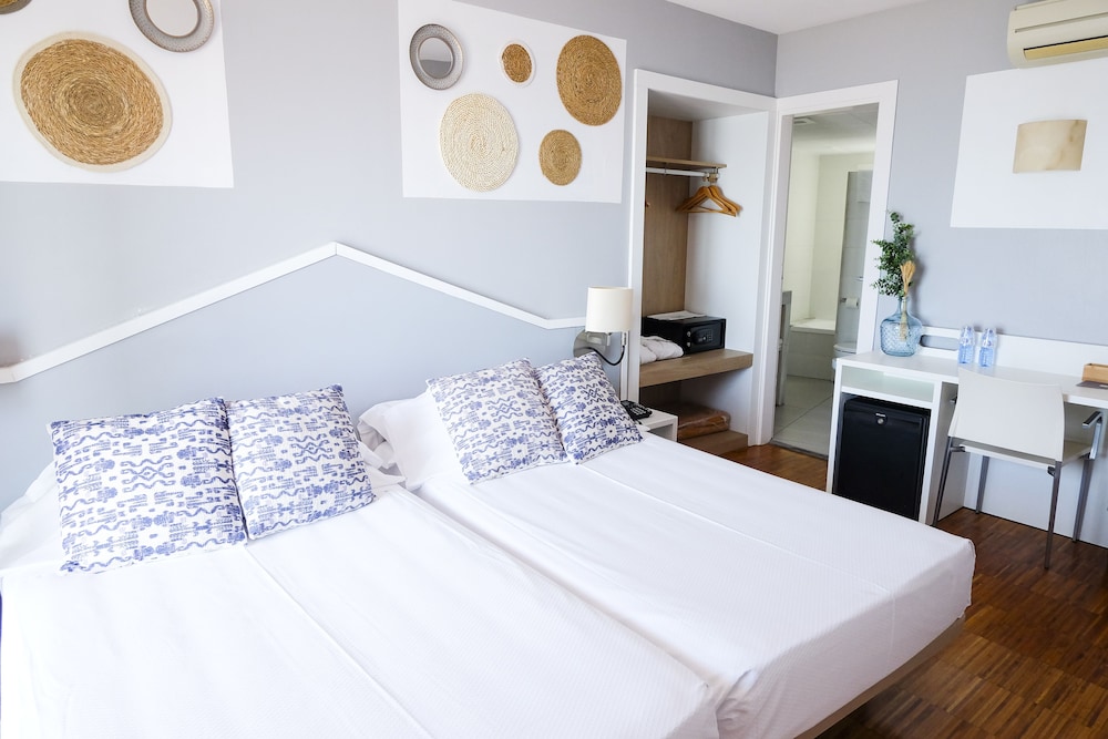 غرفة بسريرين منفصلين بإطلالة على البحر، Subur Hotel Sitges 2/4