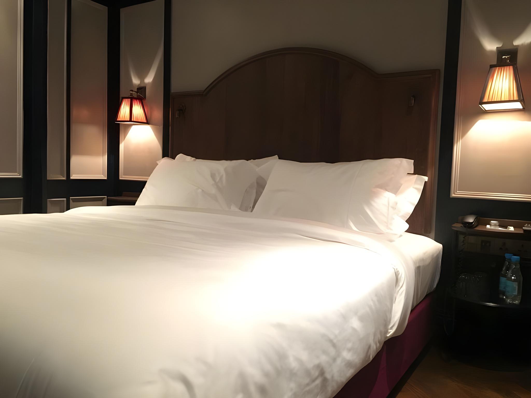 Luxury, Queen Bed, No Window
