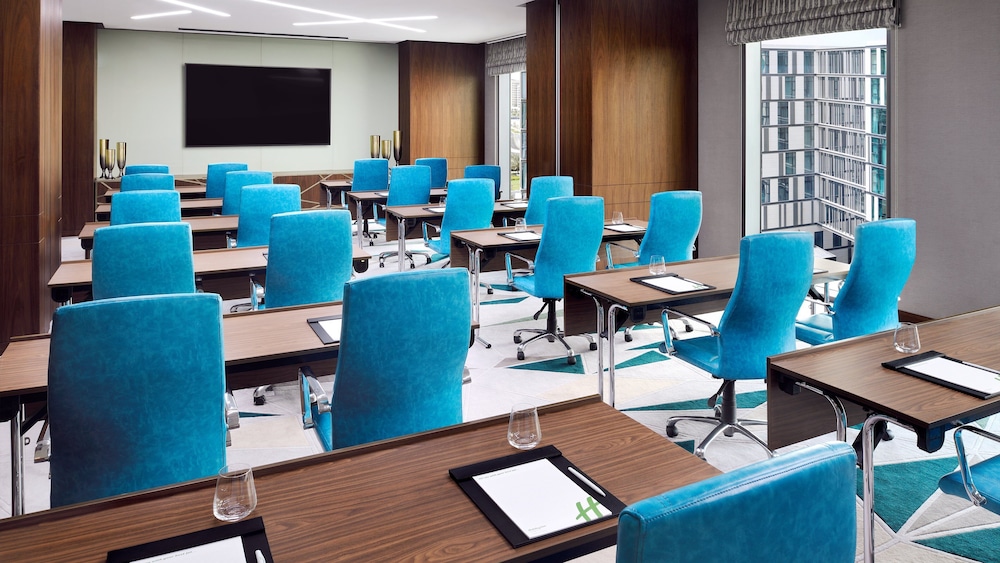Holiday Inn Dubai Al Maktoum Airport 63/82