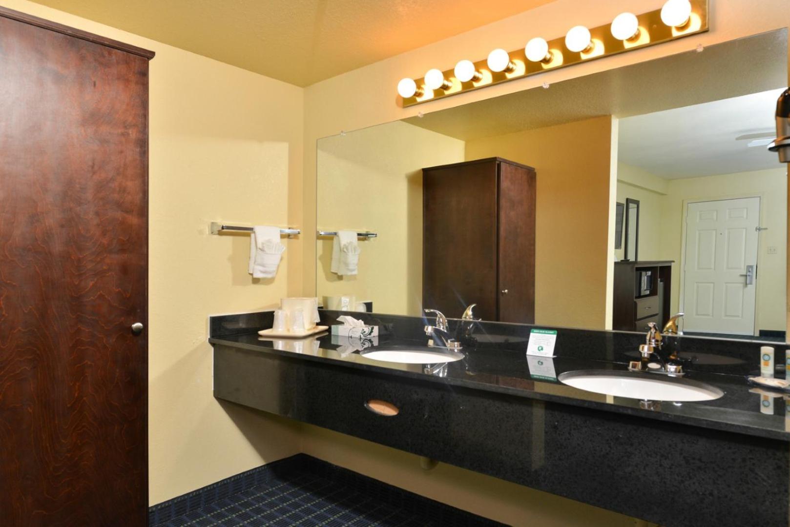 غرفة قياسية بسرير كينج يُسمح فيها بالحيوانات الأليفة، Quality Inn Needles, CA 5/5