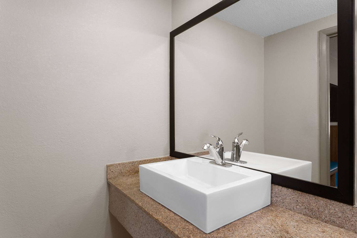 Days Inn by Wyndham St. Petersburg Central 22/23