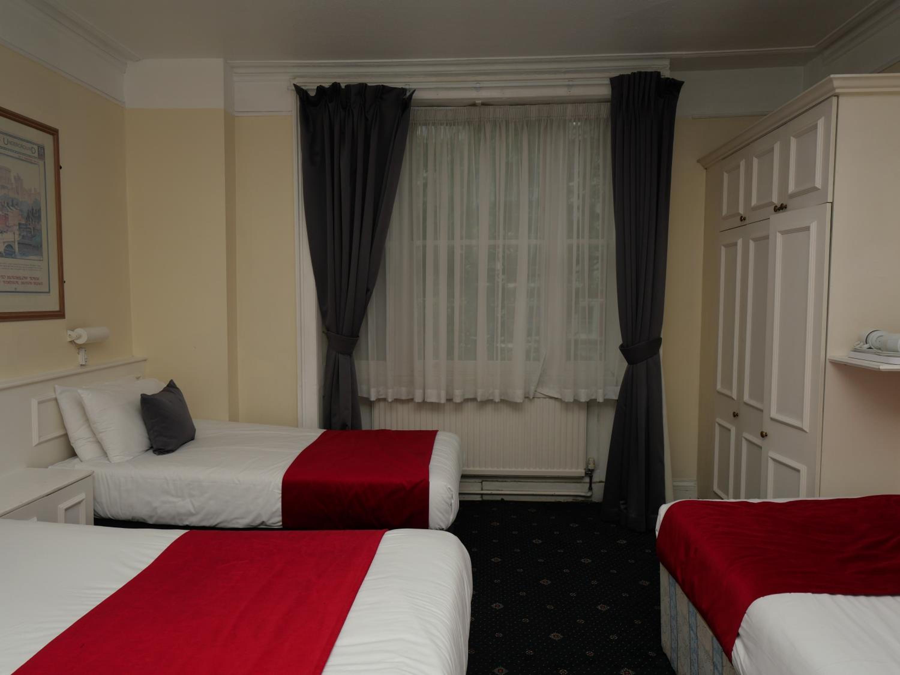 ROOM, QUADRUPLE