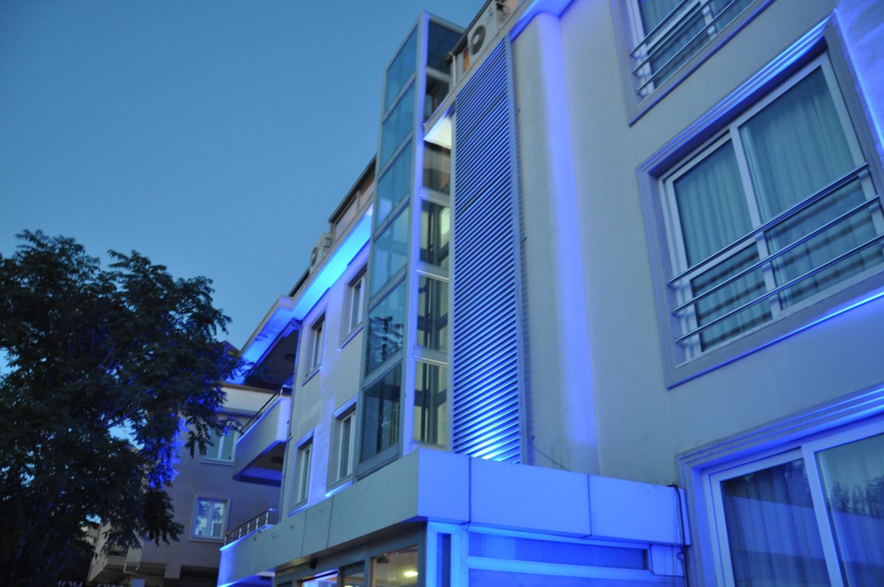 Island Hotel 3/43