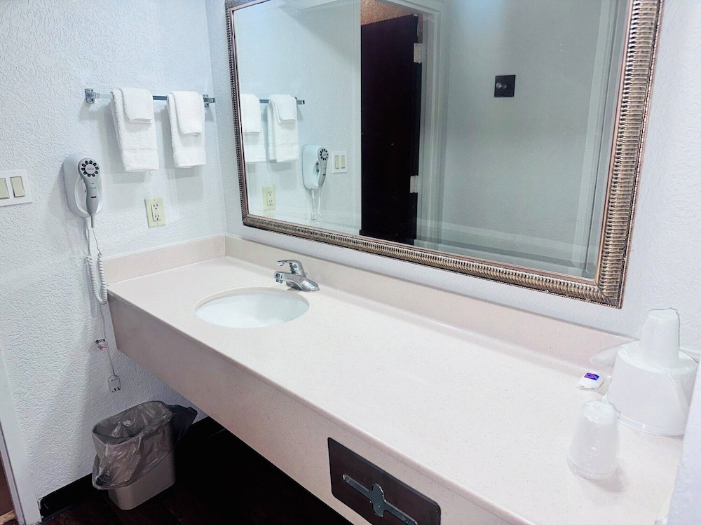 Studio 6 Extended Stay - Savannah, GA - Gateway & I-95 25/27