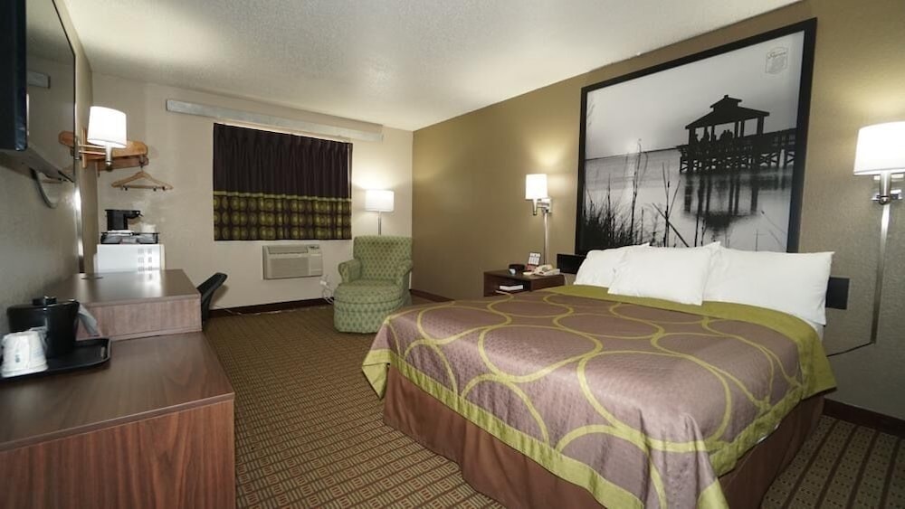 Super 8 by Wyndham Greenville 11/24