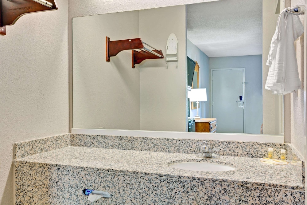 Days Inn by Wyndham Hernando 14/20