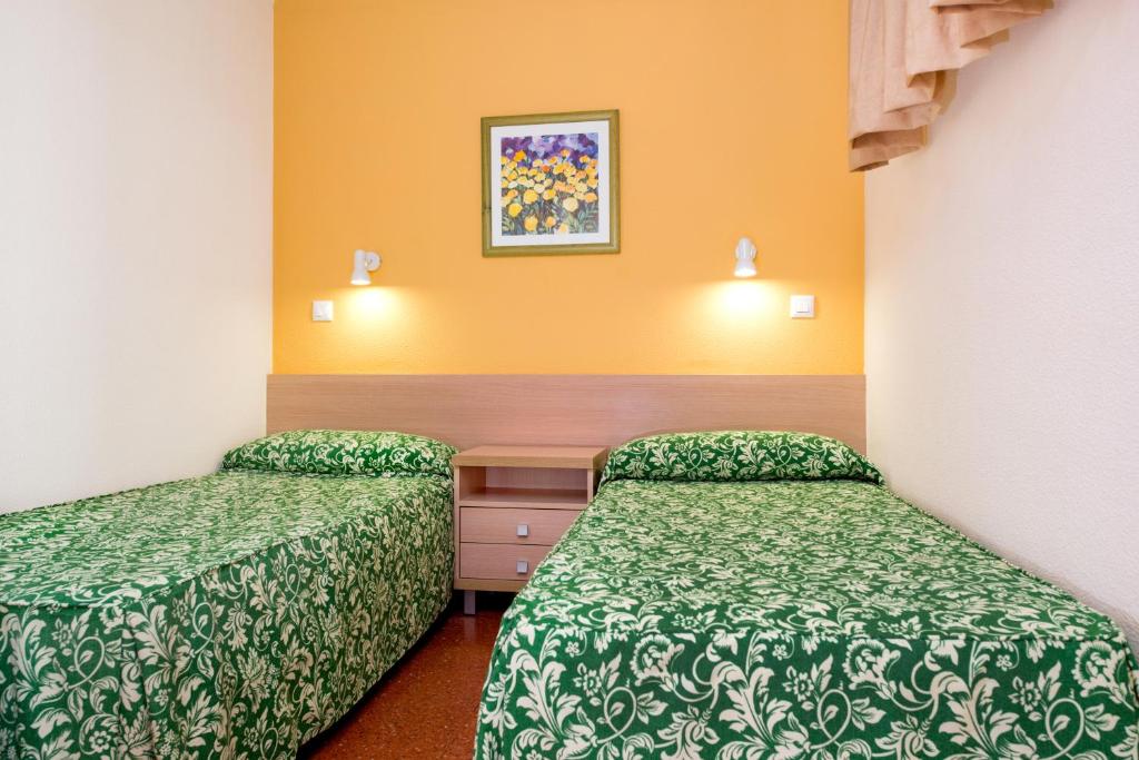 2 Bedrooms, Single